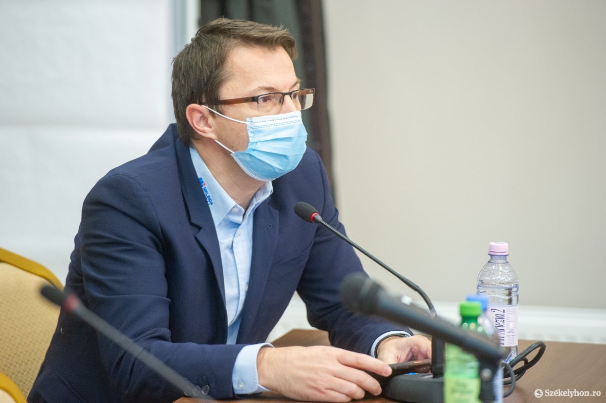 Eltakarva. Egy lépéssel visszább a nyilvánosságtól. Archív •  Fotó: Beliczay László