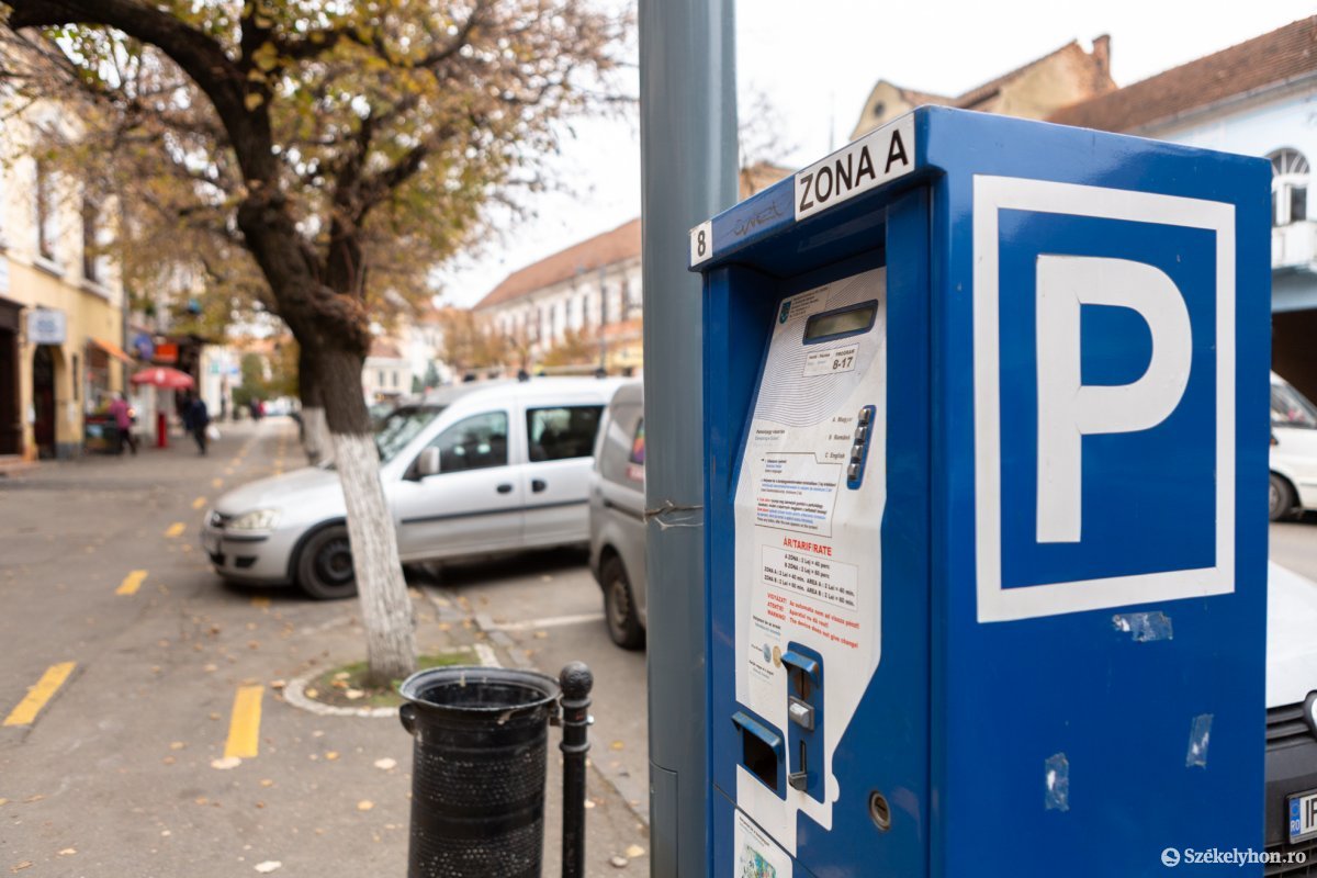 „Udvarhelyen két dolgot nem lehet autóval csinálni: közlekedni és parkolni”. Archív •  Fotó: Erdély Bálint Előd