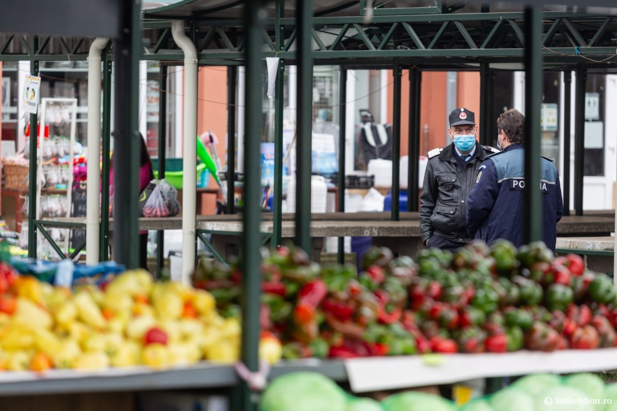 A székelyudvarhelyi zöldségpiac továbbra is nyitva tart, de érdemes komolyan venni a maszkviselési kötelezettséget •  Fotó: Erdély Bálint Előd