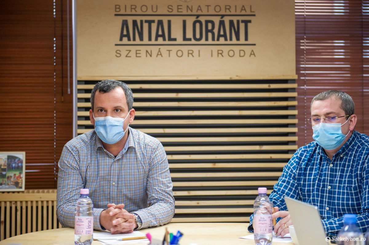 Berde Zoltán és Szakács Tibor a hattagú RMDSZ-frakció terveiről számolt be •  Fotó: Beliczay László