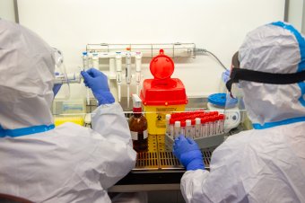 Megy az adok-kapok a koronavírus-járvány eredetével kapcsolatban