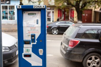 Bonyolódik a parkolás a Székelyudvarhely központjában lakóknak
