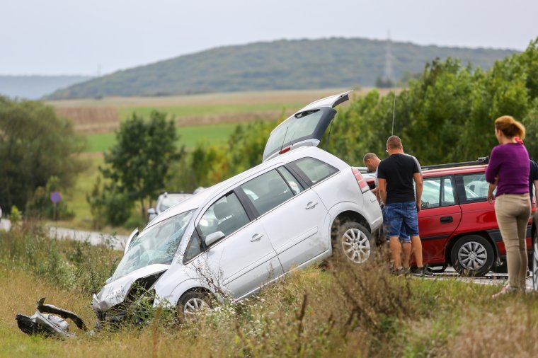 Három autó ütközött a Baknya-tetőn, négy személyt szállítottak kórházba