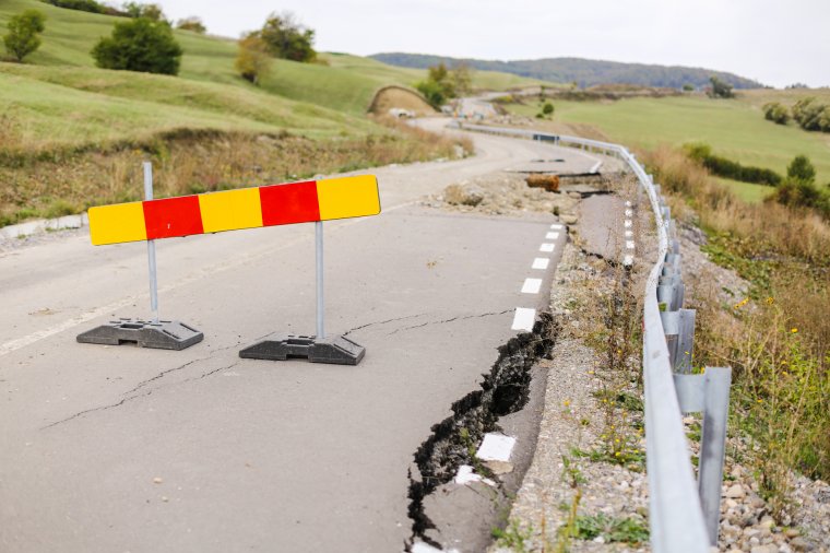 Egyelőre csak ideiglenes javításokat végeznek a leszakadt útszakaszon