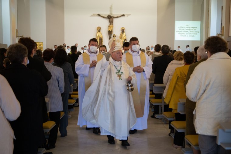 Felhők alatt is lélekemelő a székelyudvarhelyi Kis Szent Teréz-templombúcsú