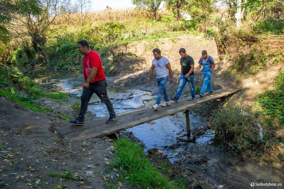 Egyelőre a rozoga átkelőt kell használja a közösség, hamarosan új híd épül •  Fotó: Beliczay László