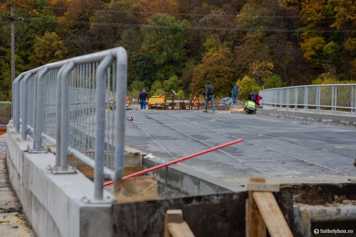 Haladnak a munkálatokkal Décsfalva határában &bullet;  Fotó: Erdély Bálint Előd