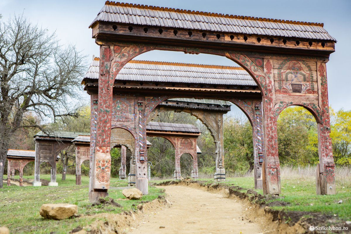 Sárban, hóban, rossz időben is kulturáltan meg lehet majd közelíteni a legnagyobb székely sírját &bullet;  Fotó: Erdély Bálint Előd