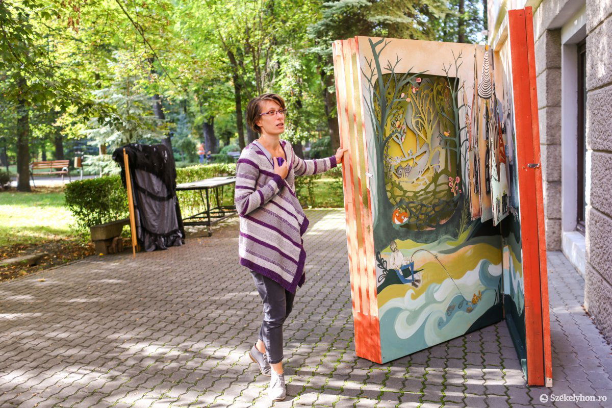 A játékmester szerepébe bújó Lukács Emőke így nyitja majd ki az óriási históriás könyvet &bullet;  Fotó: Erdély Bálint Előd