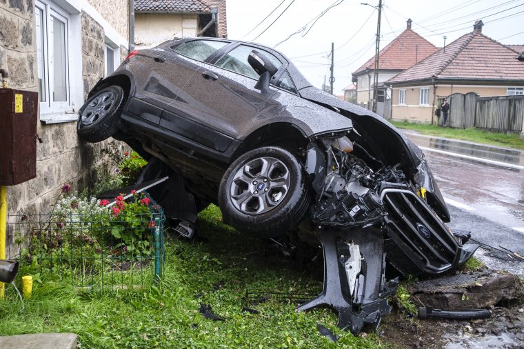 Kiütött egy villanyoszlopot, egy ház oldalán állt meg