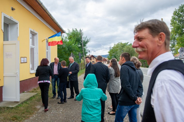 Azt kérik, hogy engedjék a 21 óra után is sorbanállókat szavazni