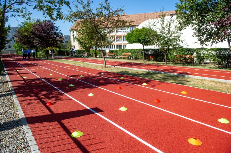 Átadták a Móra Ferenc Általános Iskola udvarán kialakított sportpályát