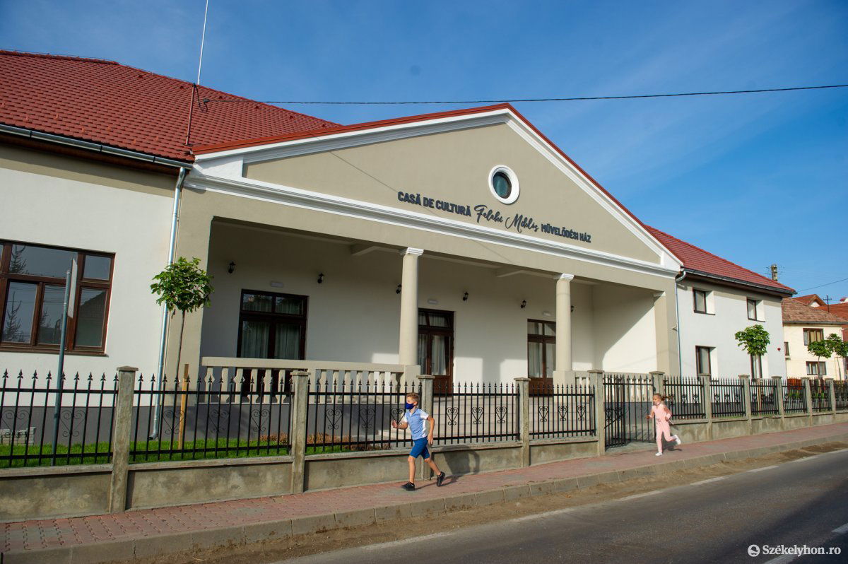 A művelődési házra is kerül napelem