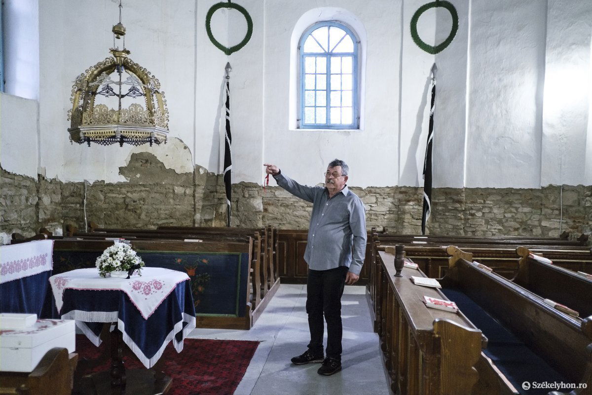 Nyugállományba lehetne Balázs Sándor lelkész, de szívügye a templomjavítás befejezése •  Fotó: Veres Nándor
