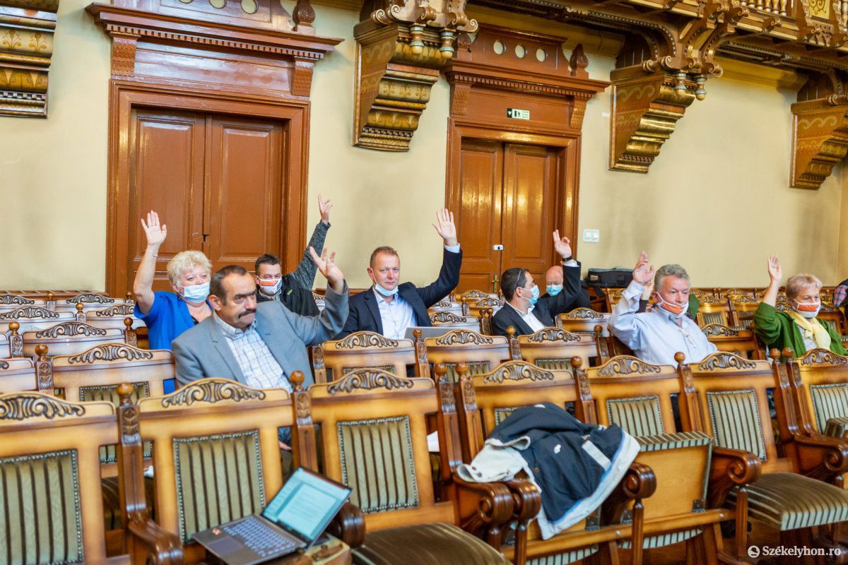 Gratuláltak, búcsúztak egymástól a leköszönő képviselők. Majd szavaztak • Fotó: Erdély Bálint Előd