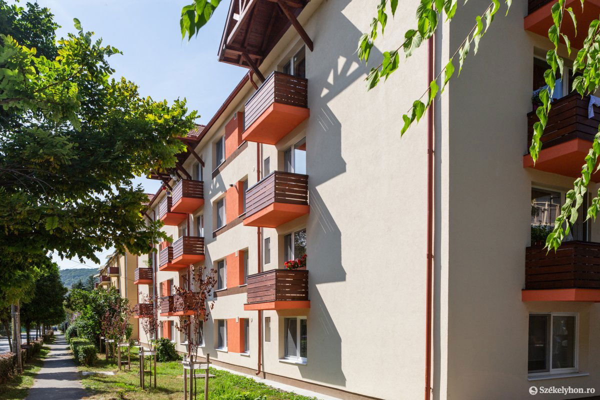 Nemcsak a falakat, hanem a tetőt is szigetelték a Kogălniceanu utcai tömbháznál &bullet;  Fotó: Erdély Bálint Előd