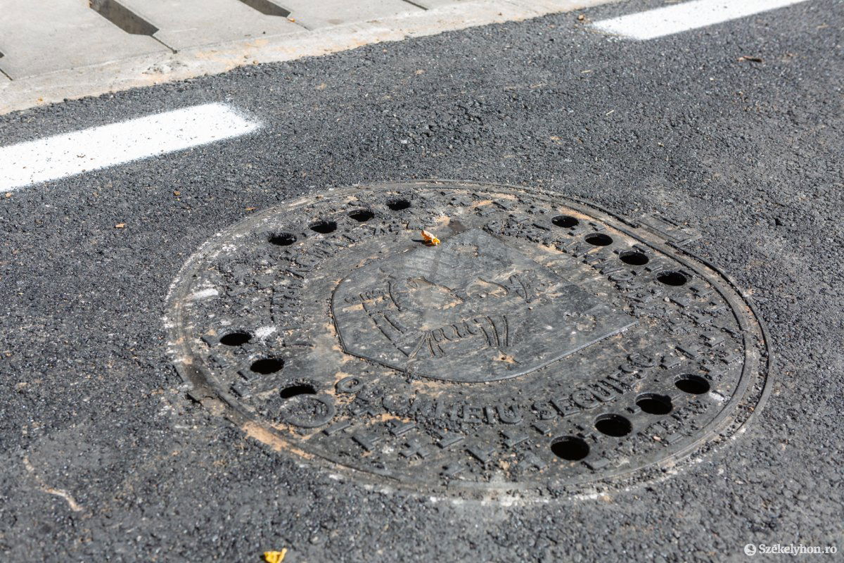 Városcímeres aknafedő a felújított utcában &bullet;  Fotó: Erdély Bálint Előd