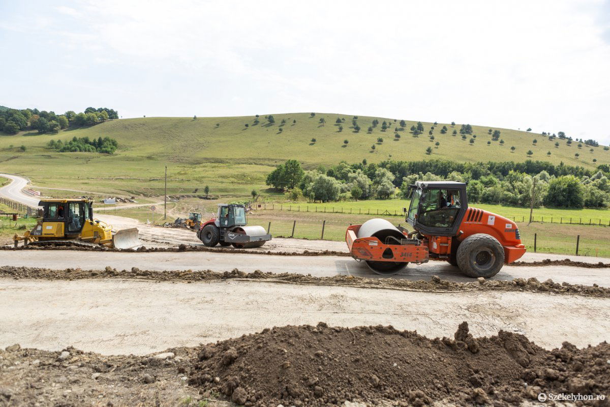 Alapozzák az új útkereszteződést a lezárt szakaszon &bullet;  Fotó: Erdély Bálint Előd