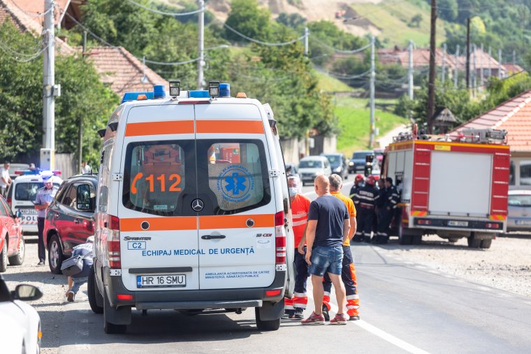 Elaludt a vezető, felborult az autó