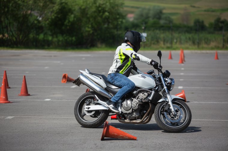 Újra megszavazták: a B kategóriás jogosítvány bizonyos feltételekkel a motorkerékpárokra is érvényes