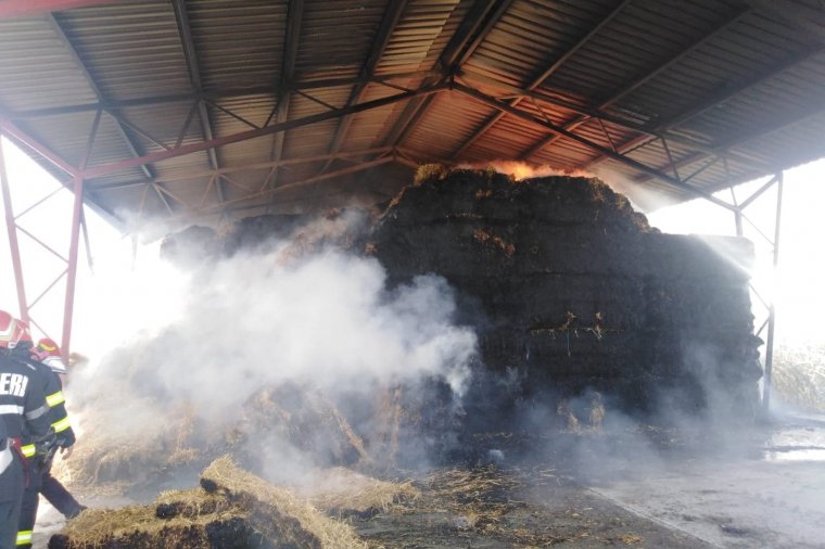 Szalmabálák lángoltak a fiatfalvi csirkefarmnál