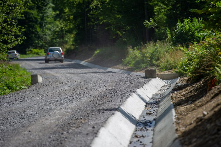 Jövő héten már aszfaltoznak Ivó és a Madarasi Hargita között