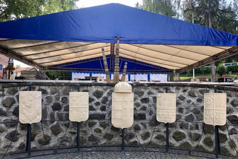 Visszahelyezték a címereket a Patkóba