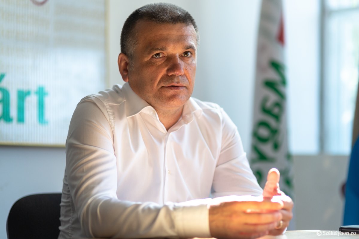 Mike Levente. Tiszta vizet öntene a pohárba •  Fotó: Erdély Bálint Előd