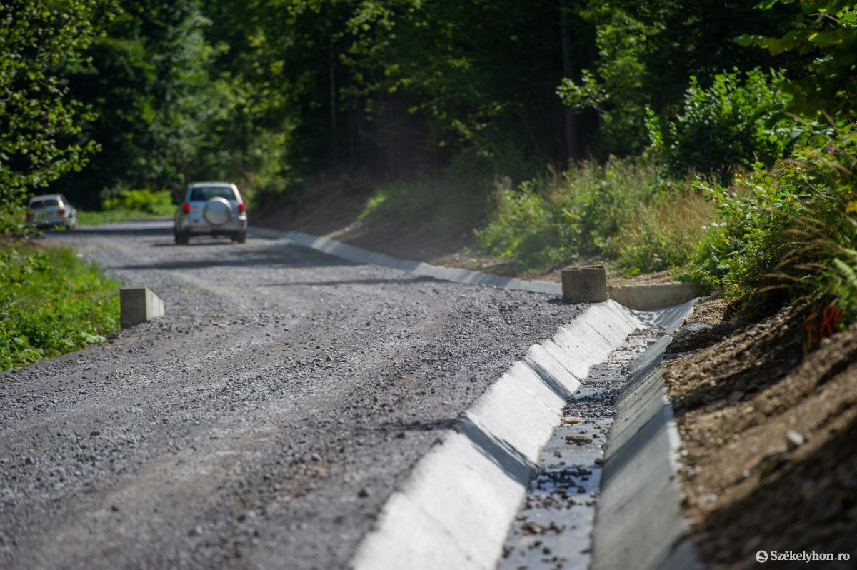 Az útalap elkészült, jöhet az aszfalt &bullet;  Fotó: Beliczay László