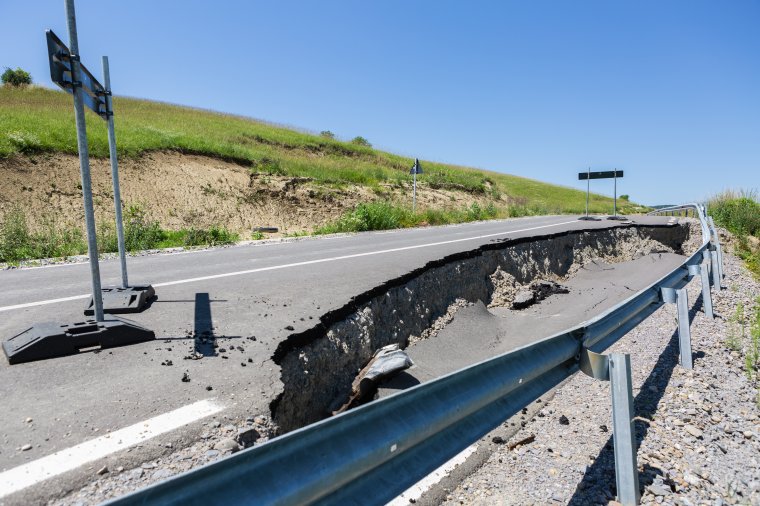 Egy éve sincs, hogy felújították, már három helyen szakad be az út