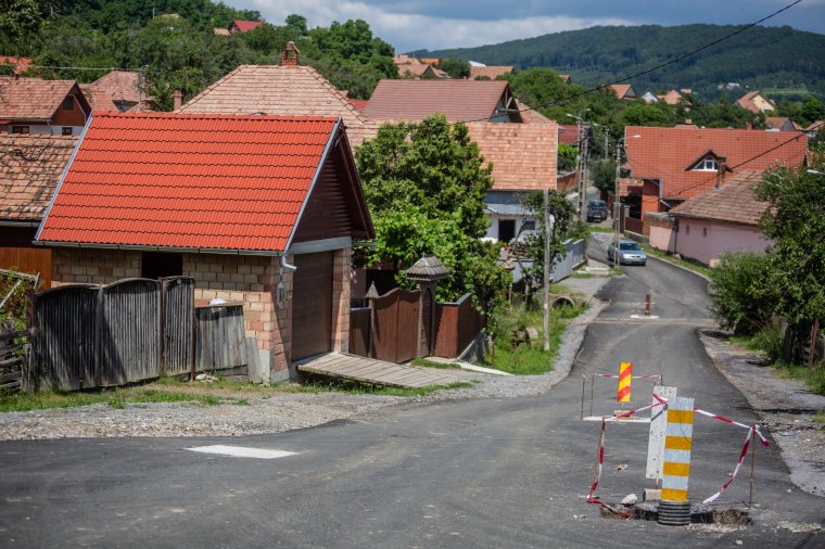 A község újíttatja a megyei utat Oroszhegyben