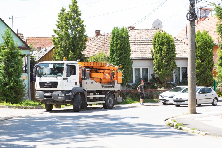 Több mint fél évig szivárgott a víz a fővezetékből a székelyudvarhelyi Tábor utcában