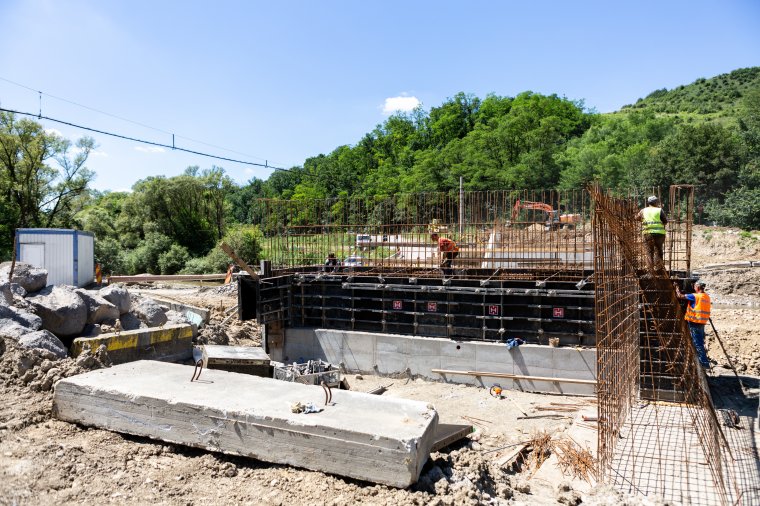 Szüneteltetni kellett a munkálatokat Décsfalva határában, tolódik a híd megépítése