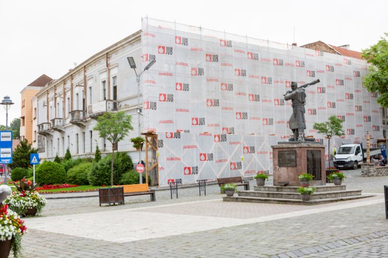 A pincétől a padlásig megújul a székelyudvarhelyi Márton Áron tér emblematikus épülete