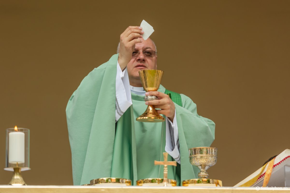 László Attila plébános a szombatfalvi szabadtéri oltárnál tartott hálaadáson, július 19-én &bullet;  Fotó: Erdély Bálint Előd