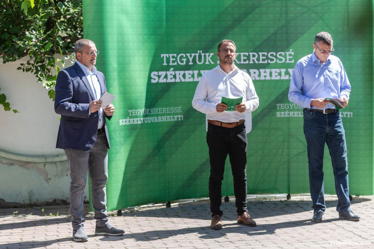 Megszüntetné a konfliktusokat Derzsi László (középen) •  Fotó: Erdély Bálint Előd
