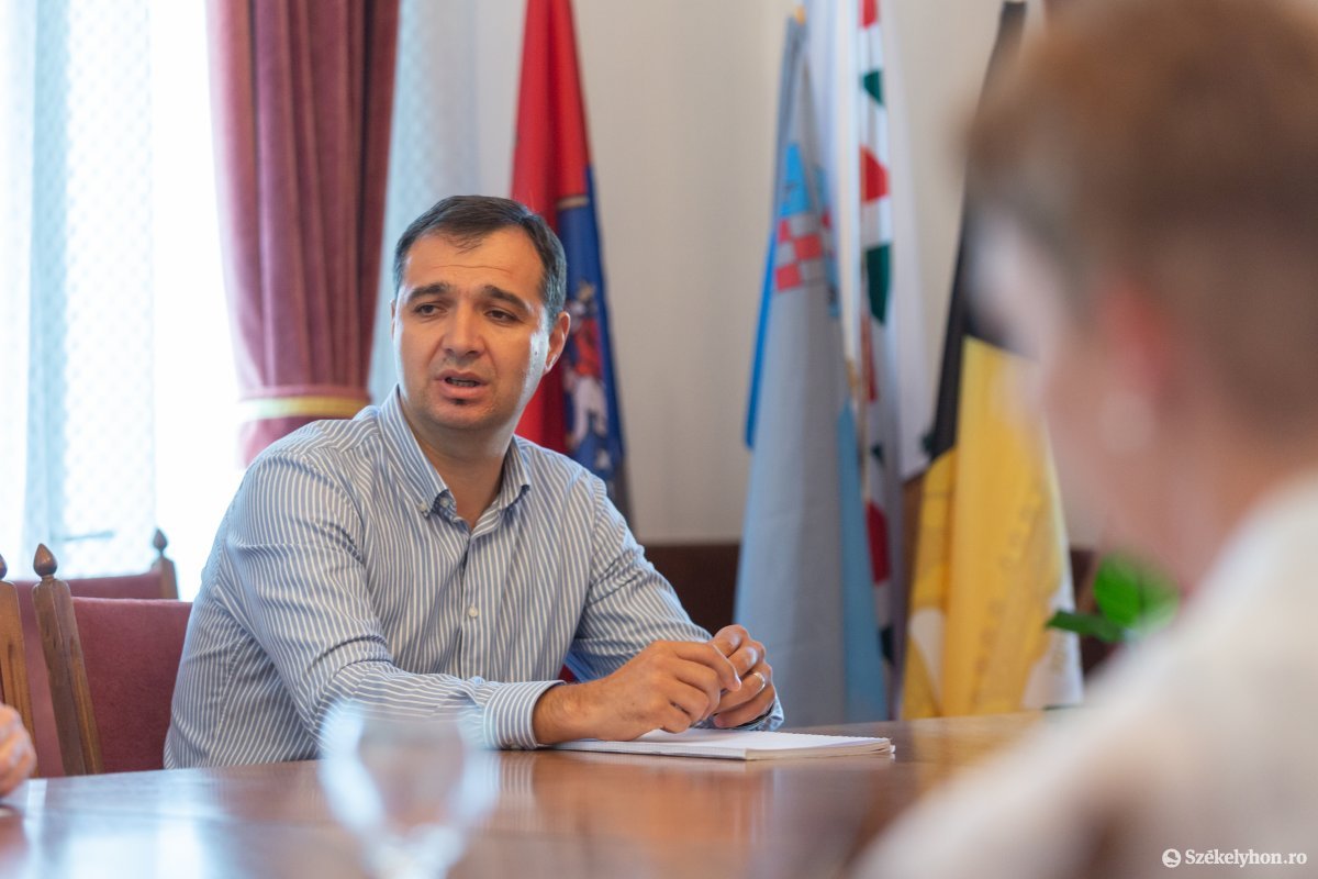 Geréb László közgazdásszal vesézzük ki a székely városok költségvetéseit •  Fotó: Erdély Bálint Előd