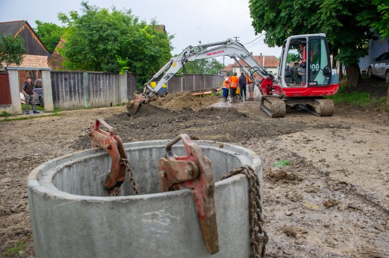 Sárral, kellemetlenséggel jár a felújítás, nem lehet visszaállítani a munkaterületet az esőzések miatt