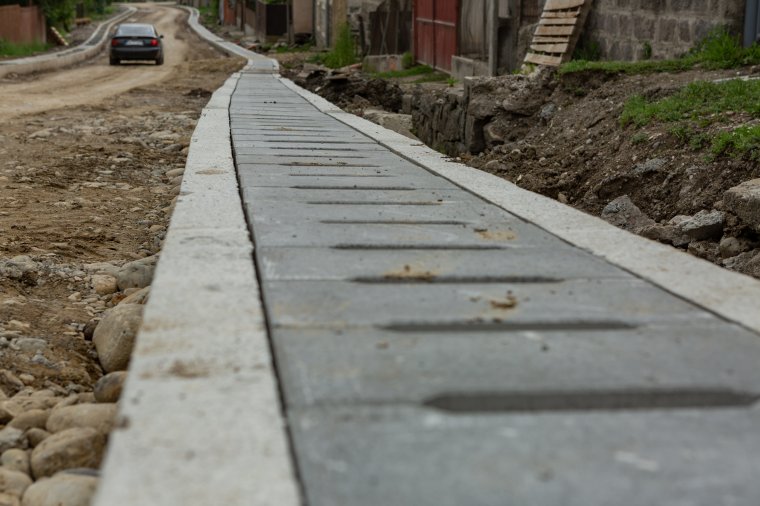 A járványügyi helyzettől függetlenül is jól haladnak az útfelújítási munkálatok