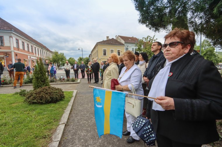 Harangszóval, koszorúzással emlékeztek a Trianonra Székelyudvarhelyen