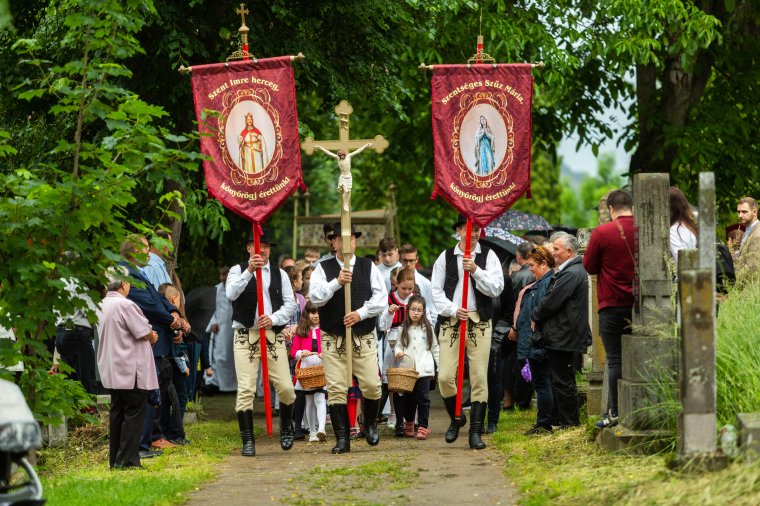 Meg-megeredtek az ég csatornái is a rendhagyó udvarhelyi úrnapi ünneplésen