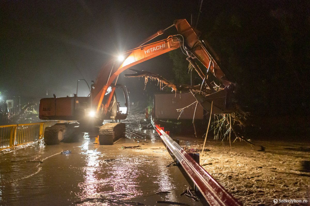 Munkagéppel igyekeztek felszabadítani a hordalékok miatt elzáródó póthidat •  Fotó: Erdély Bálint Előd