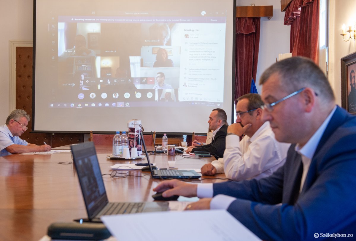 Már gyakorlata van a székelyudvarhelyi városvezetésnek az online ülésezésben •  Fotó: Beliczay László