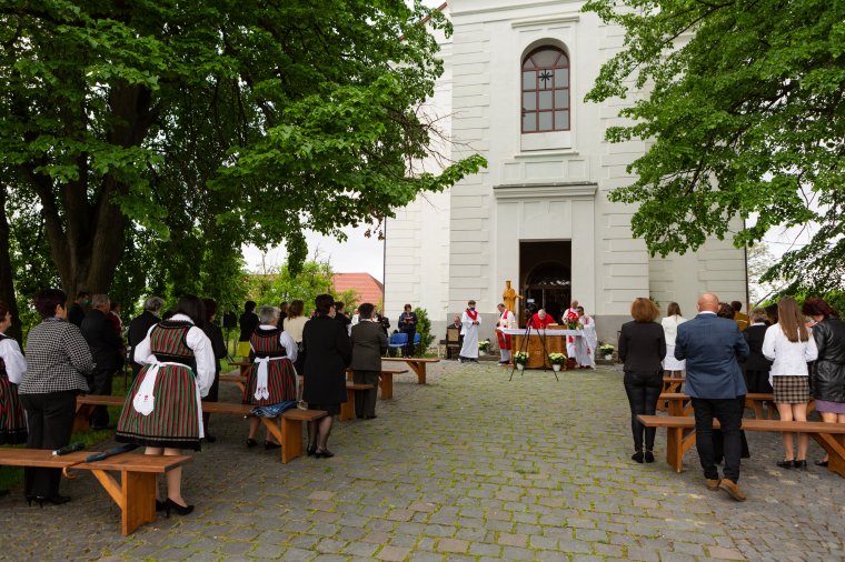 Veszélyhelyzet: félig enged a kormány az ellenzéki nyomásnak, kinyithatnak a templomok