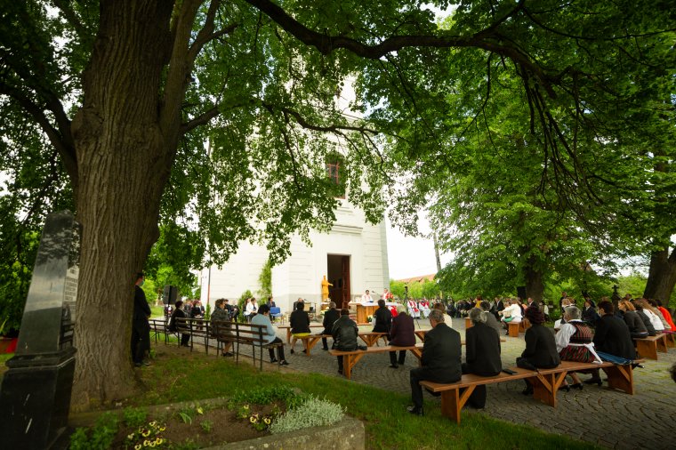 A kijárási korlátozások utáni első udvarhelyszéki búcsús szentmisét Farkaslakán tartották – szabadtéren