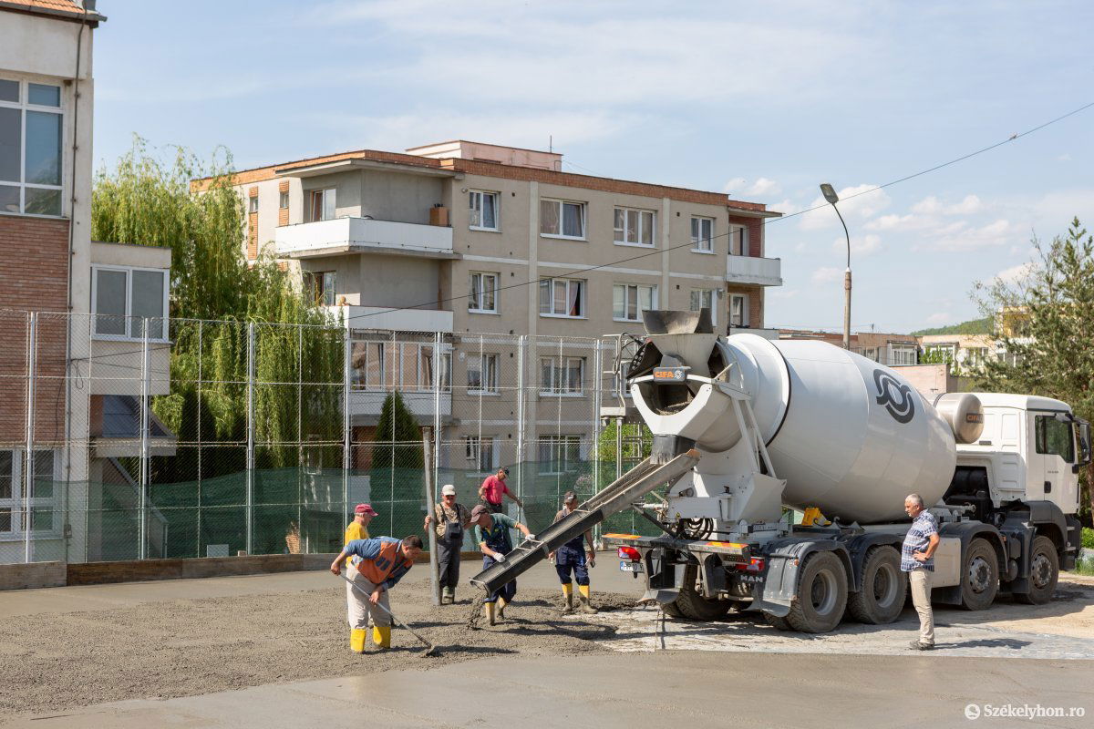 Hétfőn öntötték a pálya új betonburkolatát •  Fotó: Erdély Bálint Előd