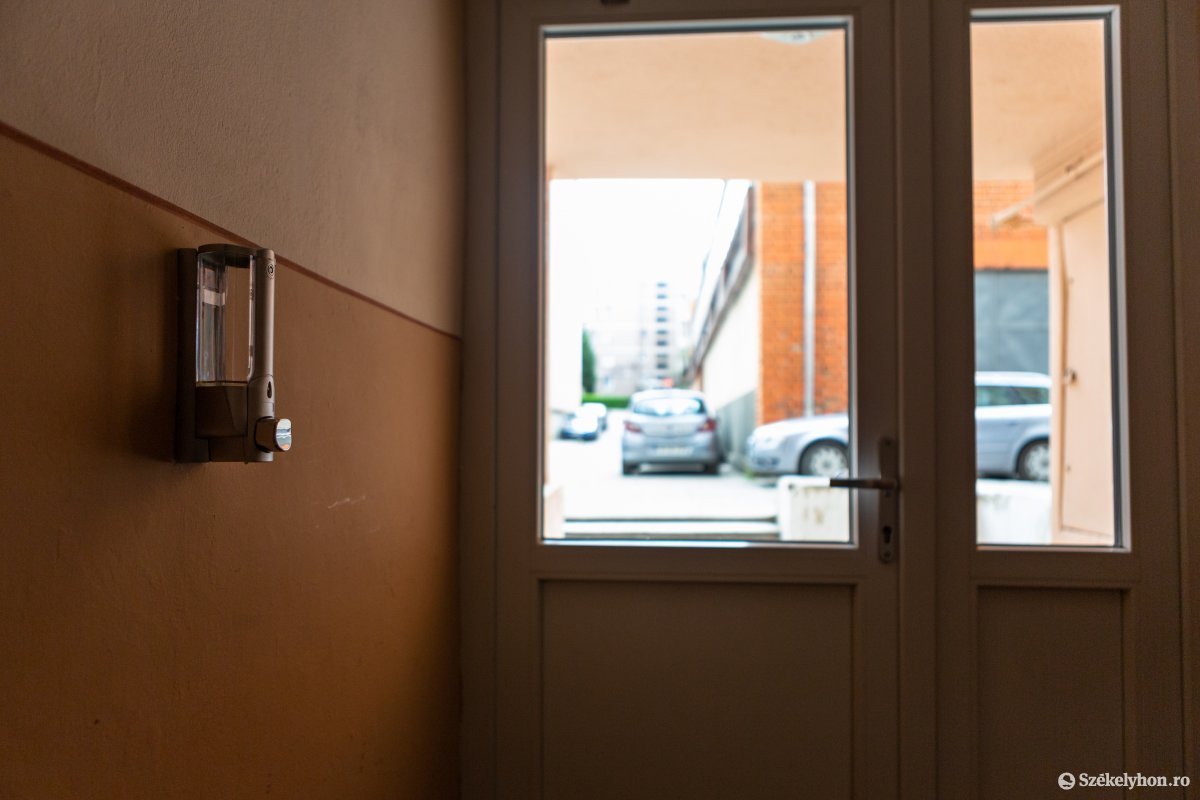 A Tihadar bejáratnál gyorsan elfogyott a szer, napok óta üres az adagoló •  Fotó: Erdély Bálint Előd