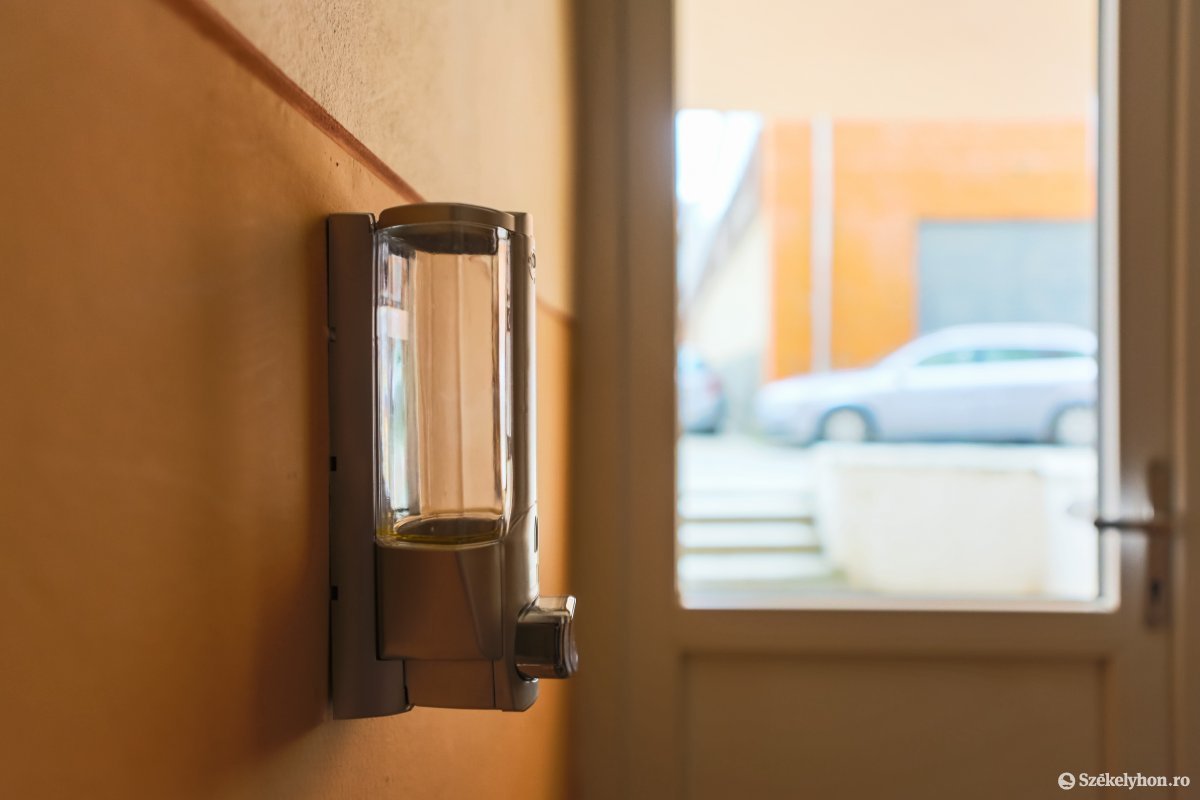 Magukra hagyva. Sok helyen üresen állnak a kézfertőtlenítő-adagolók a lépcsőházakban &bullet;  Fotó: Erdély Bálint Előd