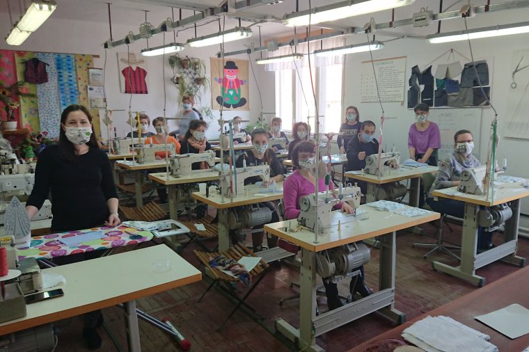 Iskolákban varrják a maszkokat