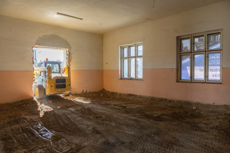 Korszerű foglalkoztató-központtá alakul az egykori szombatfalvi Népház épülete